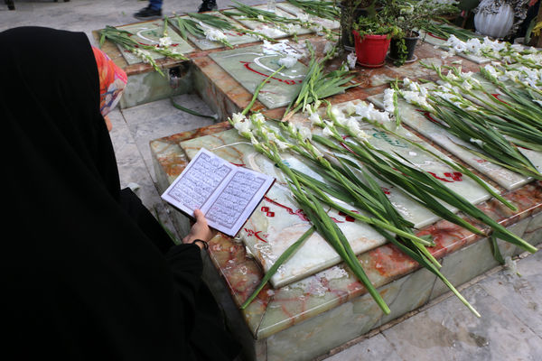 گلباران مزار شهدای گمنام قم در ایام الله دهه فجر