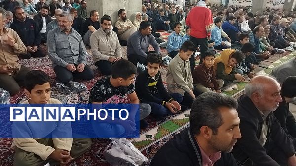 برگزاری نماز جمعه در آغاز هفته بسیج دانش آموزی با حضور دانش آموزان بسیجی نیشابور