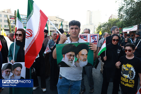 تجمع مردمی بشارت فتح در میدان انقلاب