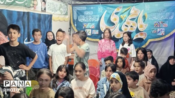تجمع مردم شهر فردوسیه در دهه امامت در کنار شهدای گمنام