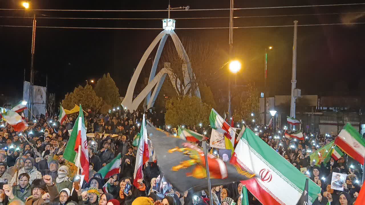 حضور با شکوه قشرهای مختلف مردم دلفان در پانزدهمین اجتماع شبانه در میدان امام خمینی(ره)