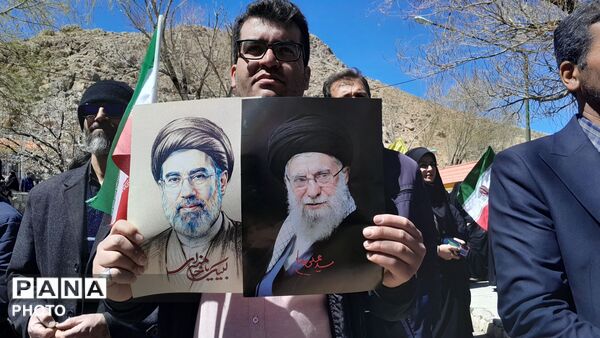 مراسم استغاثه به امام زمان (عج) به همراه آتش زدن بت بعل در گرداب شهر بن