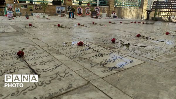 گلباران مزار شهدا به‌مناسبت آغاز هفته کانون‌های فرهنگی و تربیتی در قم