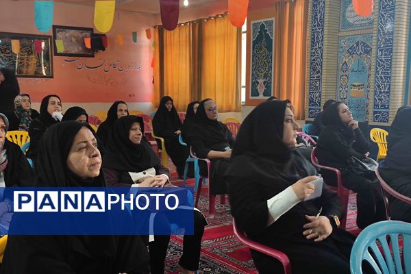 برگزاری جلسه آموزش خانواده در دبیرستان شاهد شهید قاسم سلیمانی