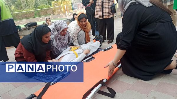آموزش میدانی چادر زنی و حمل مصدوم برای شهروندان در پارک صادقیه مشهد  
