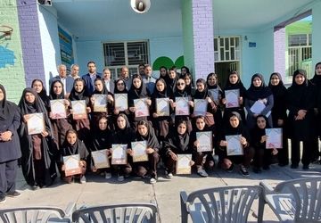 تقدیر از دانش‌آموزان موفق در آزمون تیزهوشان و نمونه دولتی در دبیرستان دخترانه شاهد