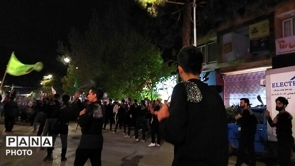 دسته عزاداری روستای اردمه در مراسم چهلم رهبر شهید و شهدای میناب در حسینیه امام 