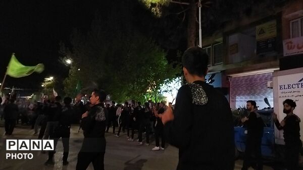 دسته عزاداری روستای اردمه در مراسم چهلم رهبر شهید و شهدای میناب در حسینیه امام 