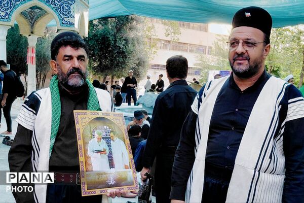 حضور پرشور جمعی از قوم بختیاری لردگان در آیین تشییع رهبر در میدان انقلاب تهران

