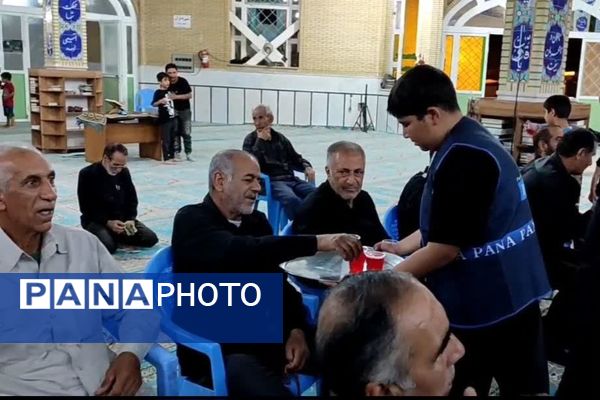 باعشق امام حسین (ع) خدمت می‌کنم