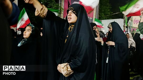 قلب‌های مردم به عشق وطن در چهار باغ خرم‌ آباد، برای ایران تپید