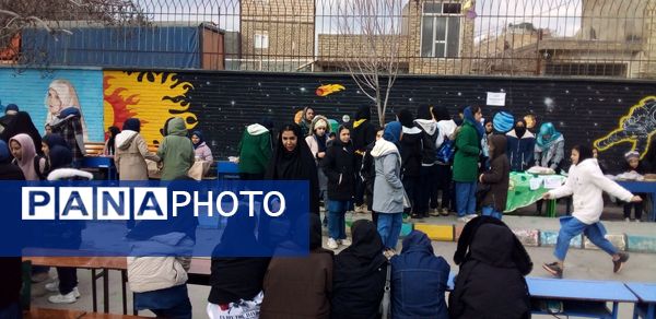 بازارچه دانش‌آموزی کسب در آمد در دبیرستان میثاق منطقه تبادکان مشهد