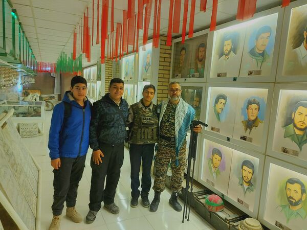 پسران حاج قاسم سلیمانی در گلزار شهدا ملارد یاد او و شهدا را گرامی داشتند