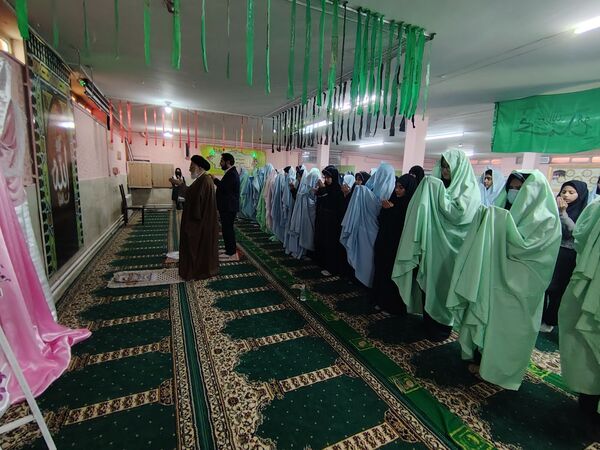 جلسه پرسش و پاسخ با امام جمعه شهرستان نیشابور در دبیرستان شاهد قدسیان 