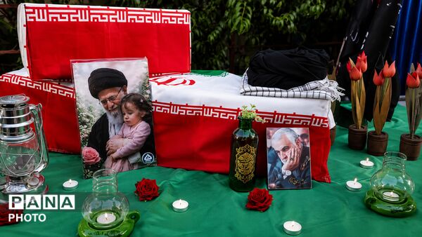 وداع باشکوه فرهنگیان، دانش‌آموزان و مردم منطقه ۱۷ با رهبر شهید ایران