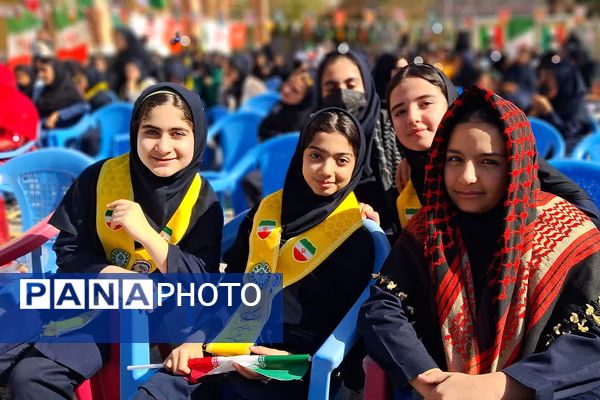 طنین زنگ انقلاب در مدرسه فرزانگان شهرستان باشت