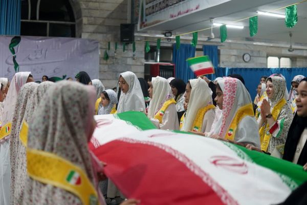 اعتکاف دانش‌آموزی با توزیع بسته «ایرانمون»