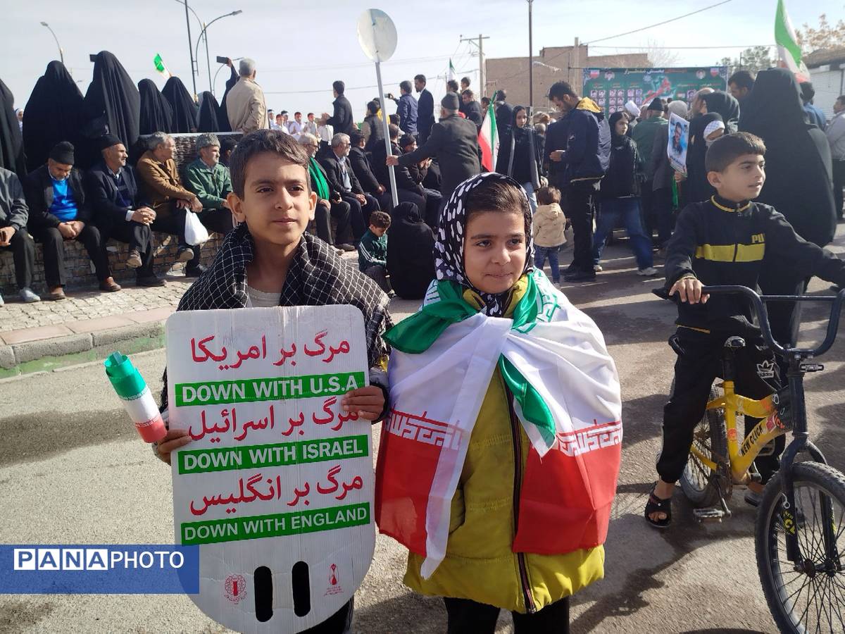 نسل آینده در راهپیمایی ۲۲ بهمن شهرستان کندر دیده شد