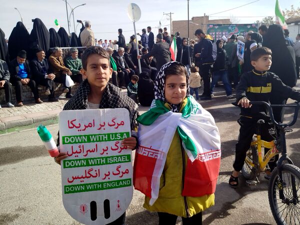 نسل آینده در راهپیمایی ۲۲ بهمن شهرستان کندر دیده شد