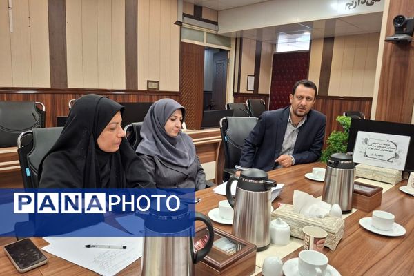 نشست هم اندیشی مسئولین قطب های پنج گانه گروه آموزشی تربیتی درس تفکر و سبک زندگی شهرستان های استان تهران