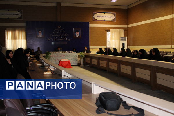 مراسم قدردانی از مهین باقری مجدی بانوی موفق به مناسبت روز زن و روز مادر در اداره آموزش و پرورش ناحیه 4 کرج