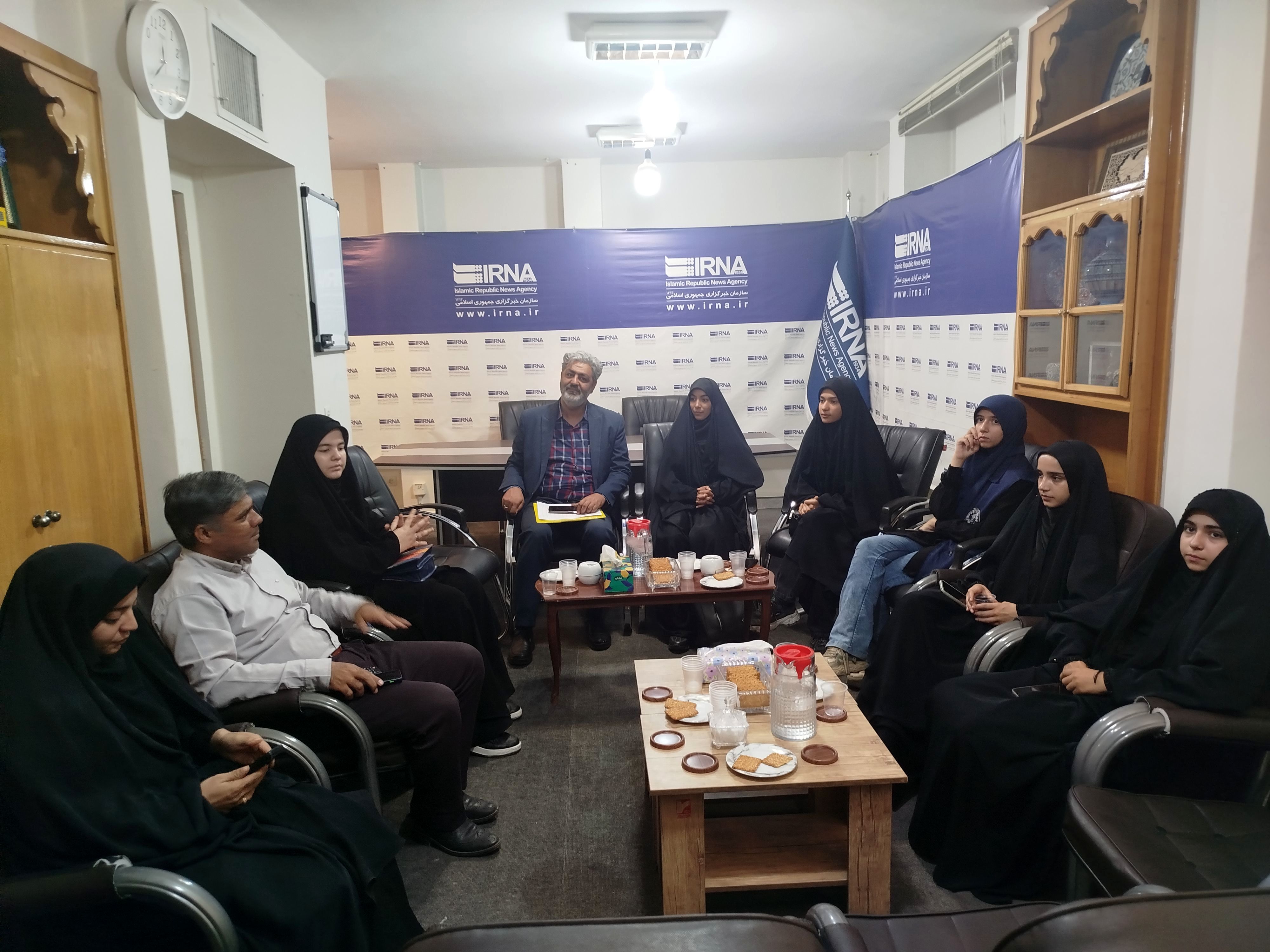 آشنایی دانش‌آموز خبرنگاران پانا سمنان با پیشینه رسانه‌ای و تجربیات حرفه‌ای ایرنا