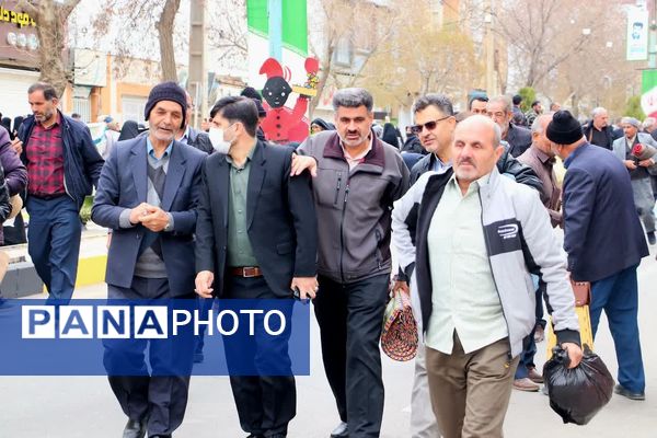 صفوف به‌هم پیوسته نمازگزاران در قروه