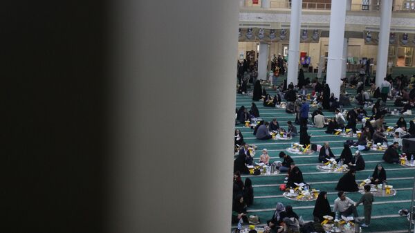 محفل قرآنی خانوادگی و افطاری ساده در مصلی خاتم‌الانبیا زنجان