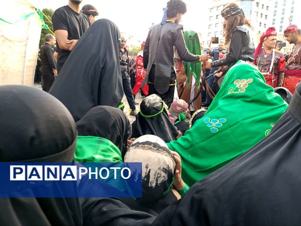 حال و هوای حرم رضوی و خیابان های اطراف آن در عاشورای حسینی