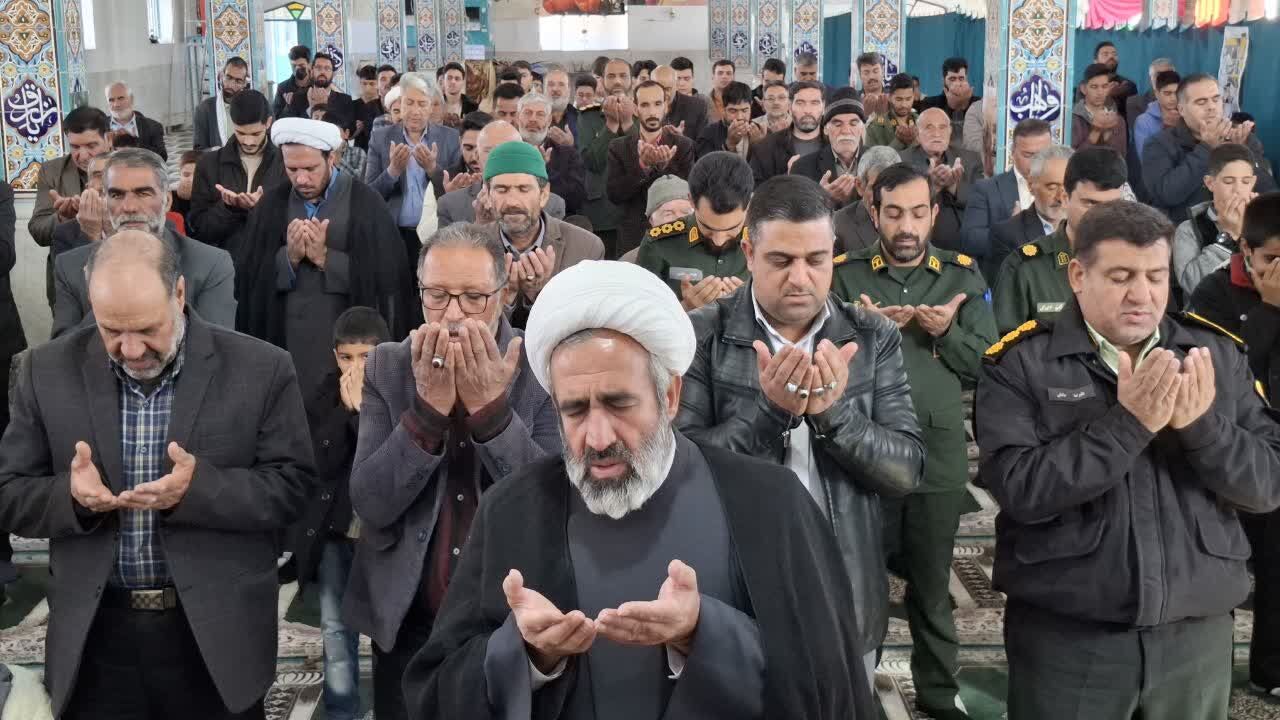 حضور پرشور دانش‌آموزان در مراسم عبادی - سیاسی نماز جمعه شهرستان مروست