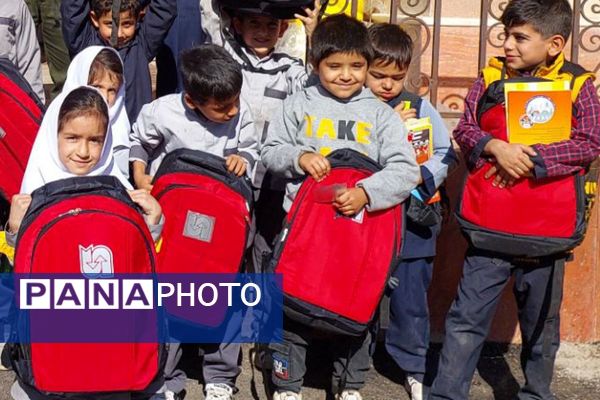 هدایای فرهنگی هفته پدافند غیرعامل به مدارس روستایی فیروزکوه رسید