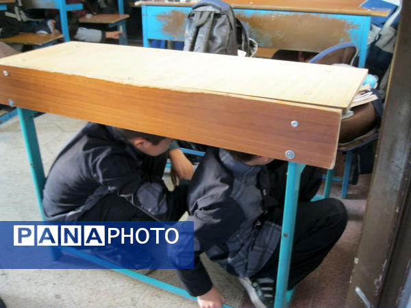 اجرای مانور زلزله در دبستان سمیه قم