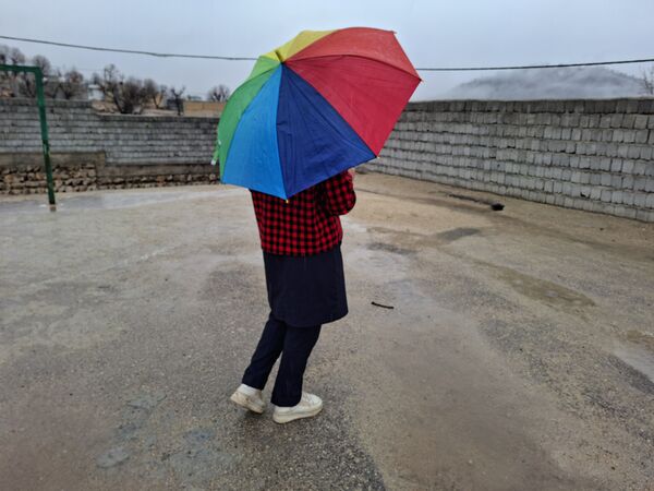 جلوه زیبای باران زمستانی در دبیرستان سبحان و مائده شلیل