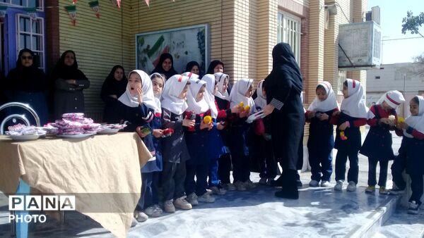 جشن و اهدا جوایز به دانش اموزان نمونه در مدرسه تکتم