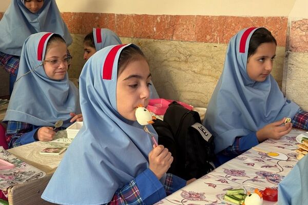 زنگ سلامت در دبستان دخترانه زکیه با طعم تخم‌مرغ به صدا درآمد