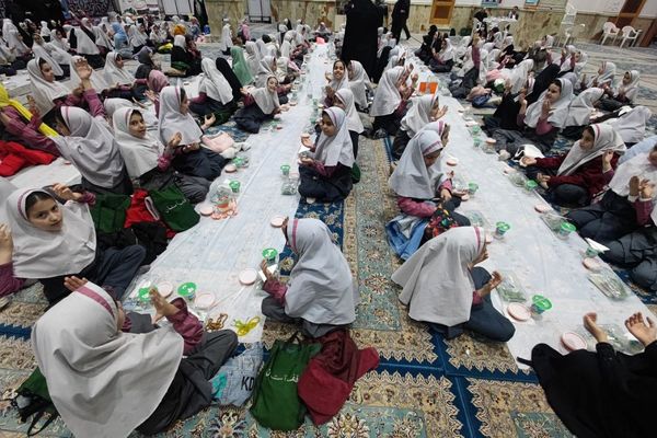 برگزاری سفره افطاری به مناسبت ماه مبارک رمضان در مدارس ناحیه دو شهرری 