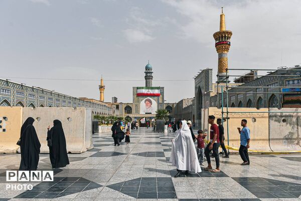 آماده‌سازی حرم مطهر رضوی در آستانه تشییع رهبر شهید انقلاب