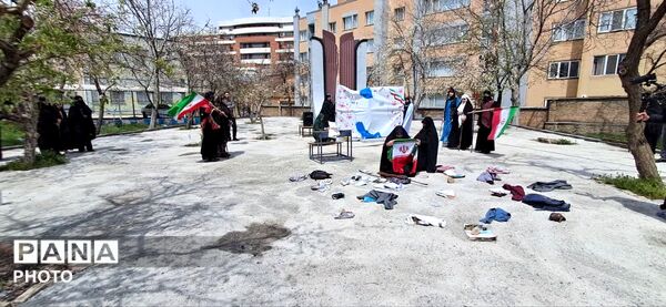 نمایش دانش‌آموزان دختر در سوگ شهدای میناب