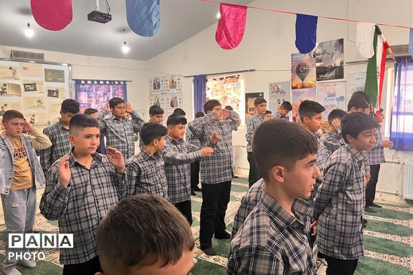  نماز جماعت دانش‌آموزان و معلمان در دبیرستان شهید مصطفی خمینی