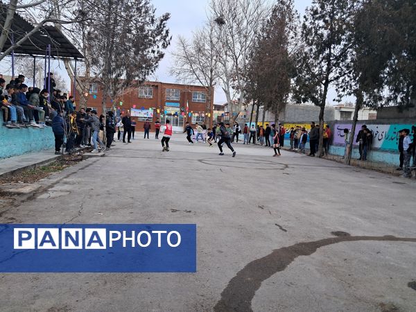 برگزاری مسابقه فوتبال گل کوچک درون مدرسه‌ای به‌مناسبت دهه فجر دبیرستان  پژوهش آشخانه 