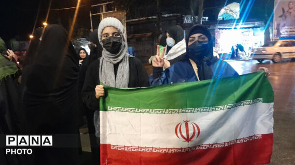 سی شب فراق، مردم غیرتمند و دلاور کوهدشت زیر بارش شدید باران دست از خیابان نکشیدند