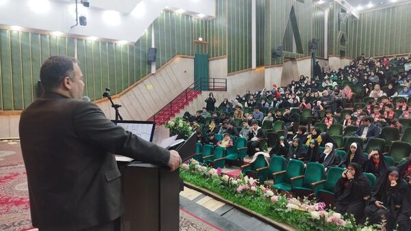 آیین تجلیل از دانش‌آموزان منتخب مسابقات قرآنی و فرهنگی 