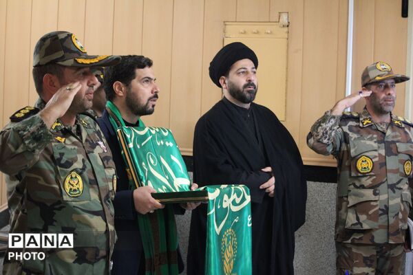 حضور خادمان حرم حضرت معصومه(س) همراه پرچم متبرک در پادگان قهرمان