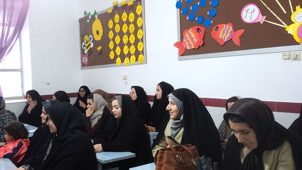 جلسه انجمن اولیا و ارائه کارنامه های هشدار به والدین در مدرسه شهید نجفی فدافن