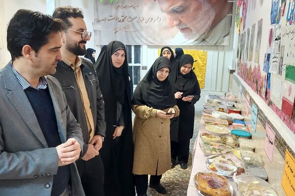 افتتاحیه نمایشگاه «مدرسه انقلاب» در مدرسه شهید شرافت بهارستان‌دو