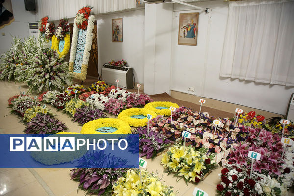 گل آرایی ضریح مطهر حضرت معصومه(س) به مناسبت روز دختر