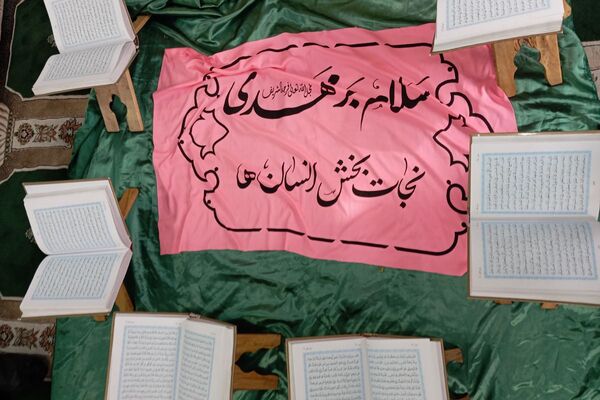 آیین گرامیداشت دهه فجر و اهدای جوایز در دبیرستان دانش‌نیا