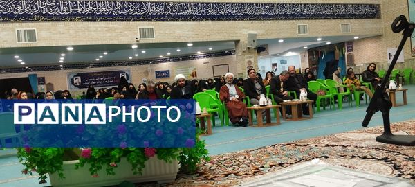 تقدیر از دانش‌آموزان برگزیده ناحیه چهار قم در جشنواره «فردا»