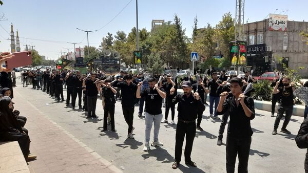 عزاداری ظهر  عاشورا در خیابان‌های شهر نیشابور 