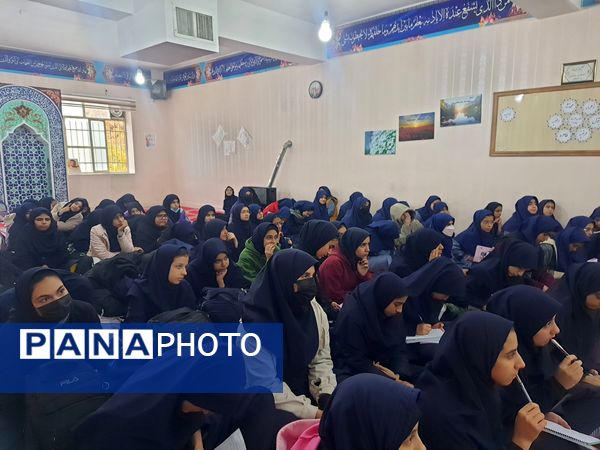 بازدید مادر شهید از مدرسه شاهد تکتم 